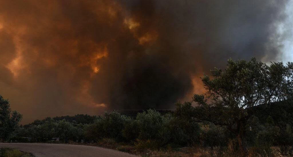 Εύβοια: Συνεχίζεται η μάχη με τις φλόγες – Δύσκολη νύχτα για τα χωριά της Κύμης